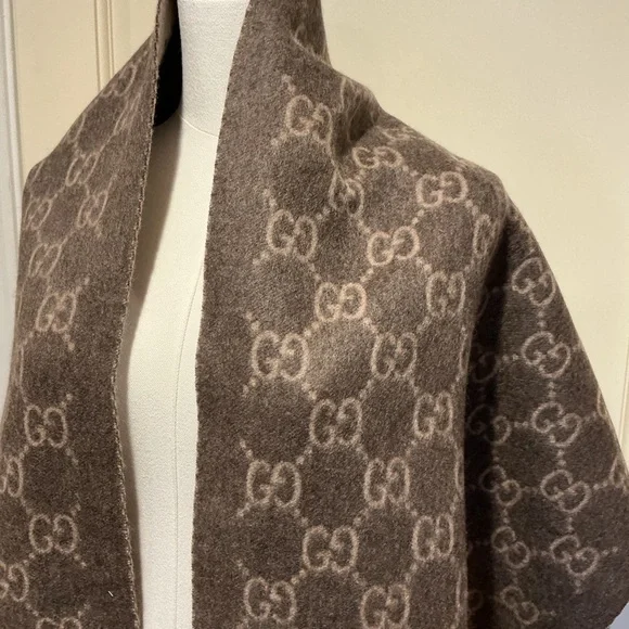 ❤️🔥CLEARANCE❤️🔥 NWT Gucci Dark Brown GG Patterned Cashmere Shawl, 45x190 cm - Picture 2 of 9